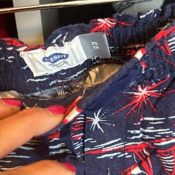 Old Navy navy/red/white sailboats/fireworks 3” cuffed elasticized waist size XS - Picture 2 of 3